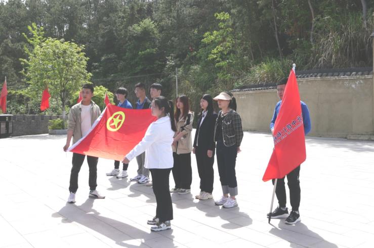 �����ʺͼ��F(tu��n)�hȺ�M�����}�������(d��ng)��Ӱ