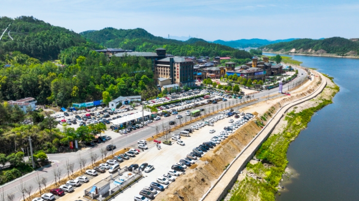 Ӣɽ�ļ���������һ��С�L�وA�M�չ�